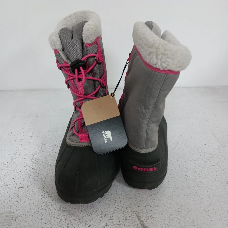 BOXED PAIR OF SOREL YOUTH CUMBERLAND 2 BOOTS IN LIGHT GREY/PINK - UK 5.5