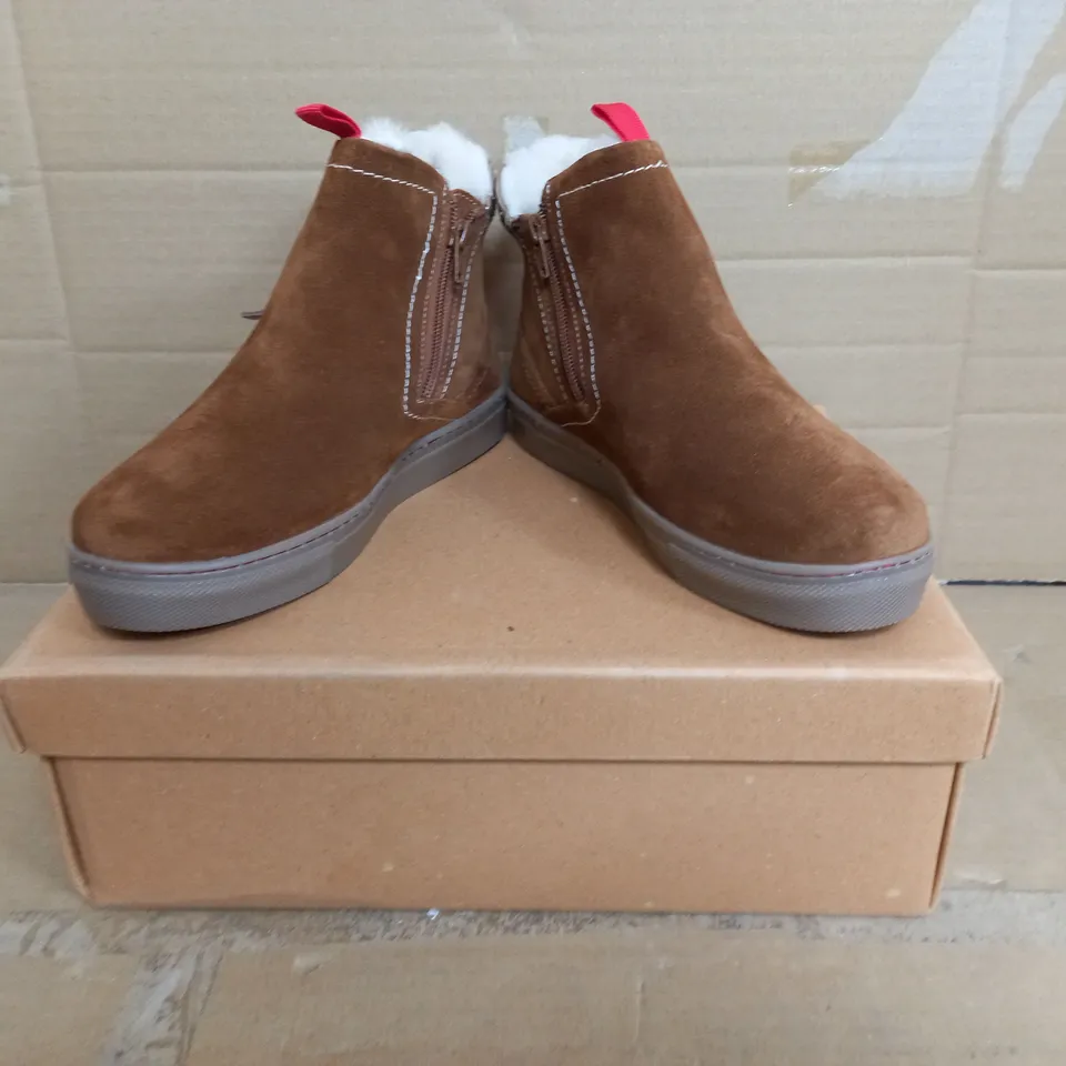 BOXED WHITE STUFF BOOTIES IN TAN SIZE 3