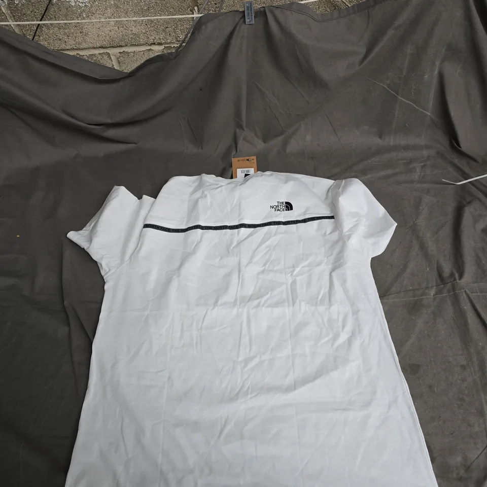 THE NORTH FACE RELAXED FIT TEE – WHITE, LARGE