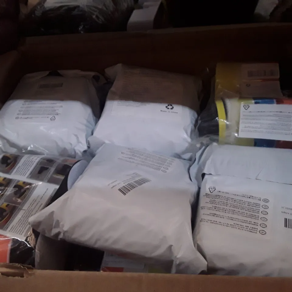 BOX CONTAINING APPROXIMATELY 18 SETS OF CAR POLISHING PADS