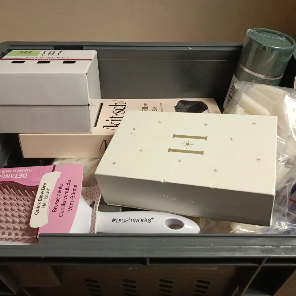 APPROXIMATELY 15 ASSORTED HEALTH & BEAUTY PRODUCTS TO INCLUDE HAIR BRUSH , EYE MASK AND COLLAGEN FACE MASK