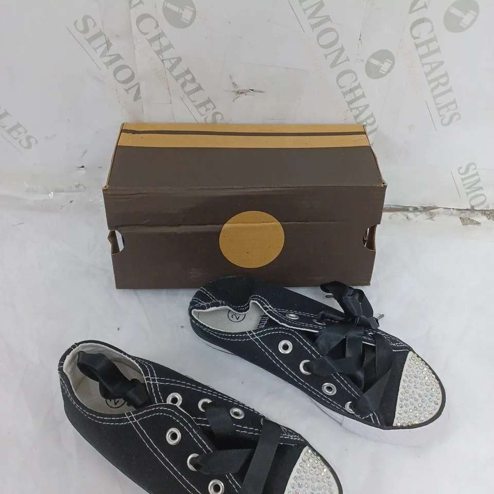 APPROXIMATELY 20 PAIRS OF BOXED DESIGNER JEWELLED FLAT TRAINER, BLACK IN VARIOUS SIZES 