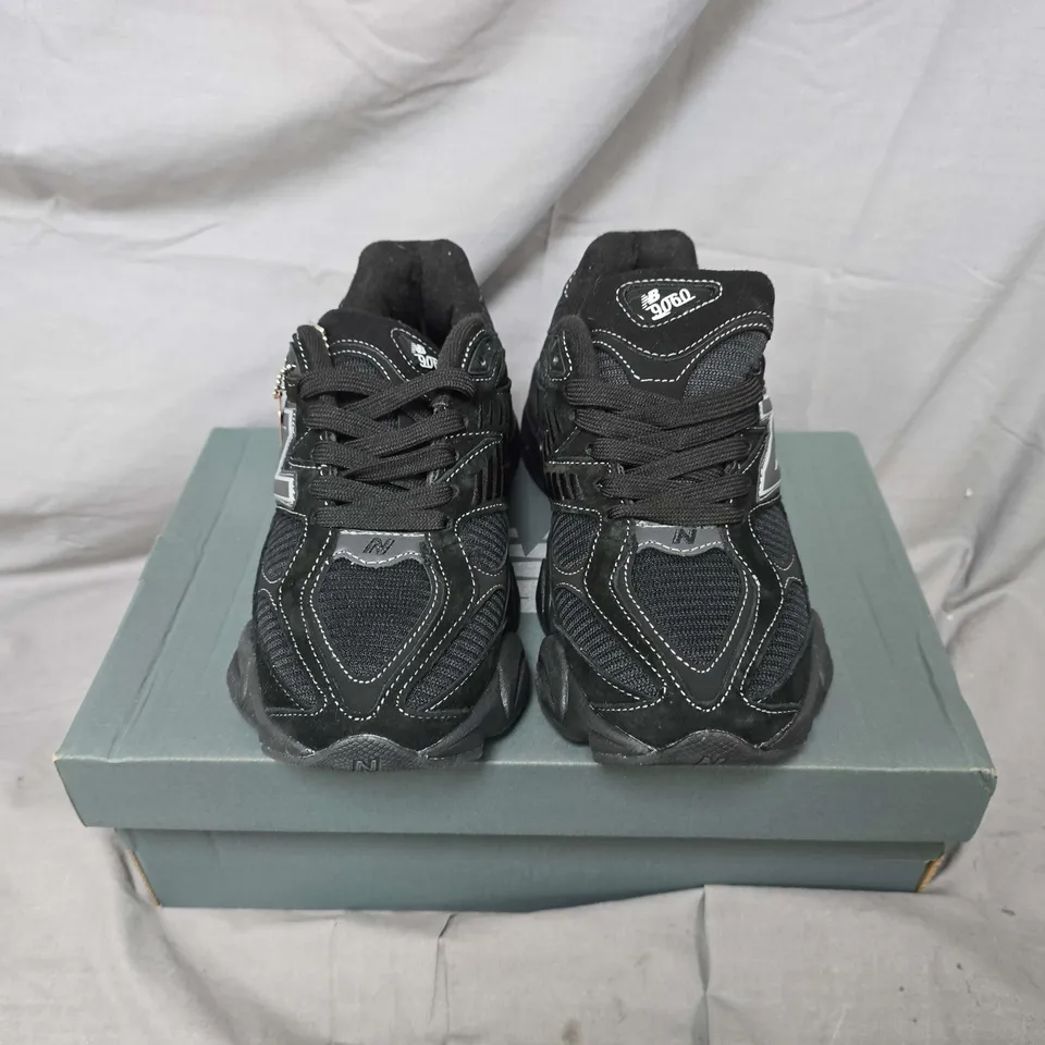 BOXED PAIR OF NEW BALANCE LIFESTYLE TRAINERS IN BLACK - UK 5