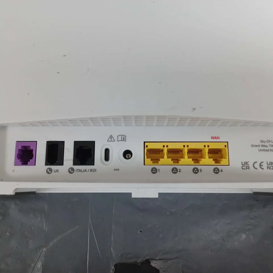 SKY BROADBAND HUB WITH POWER SUPPLY MODEL NUMBER SR213-02-UK-WHT