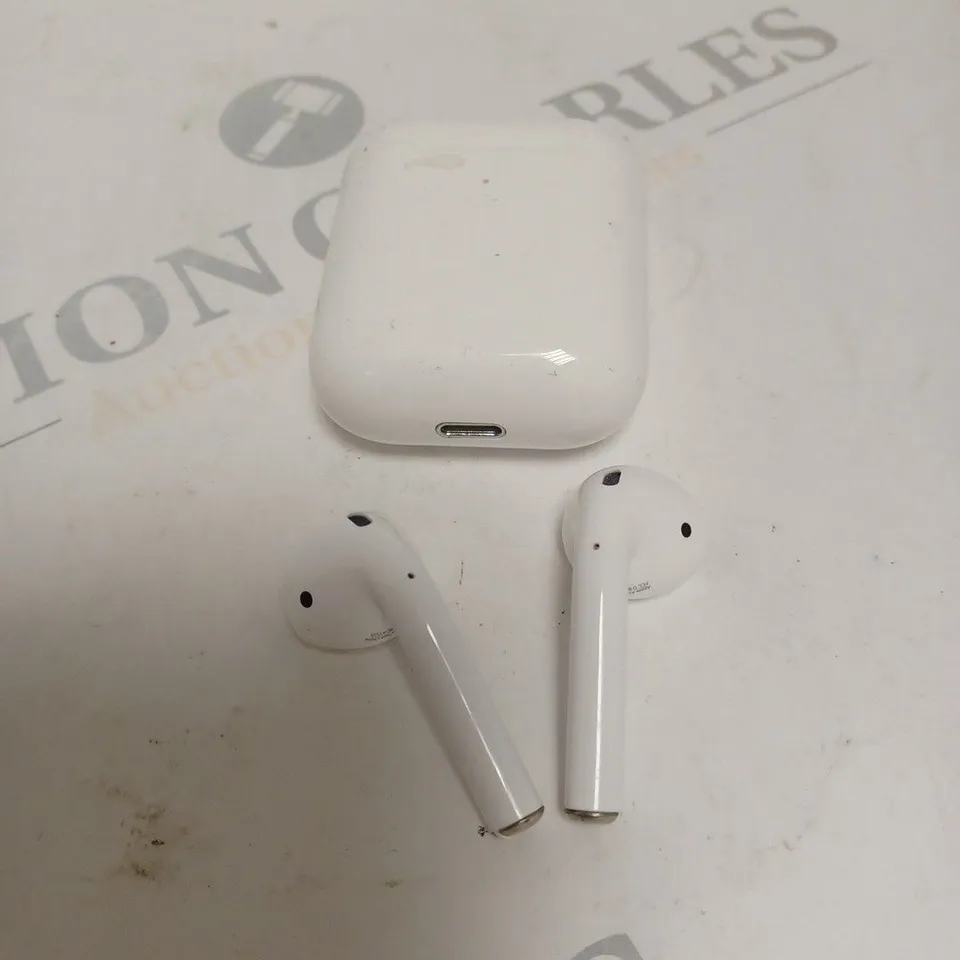 APPLE AIRPODS IN WHITE WITH CHARGING CASE 