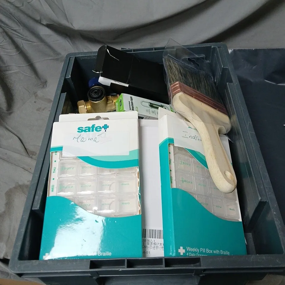 APPROXIMATELY 20 ASSORTED ITEMS TO INCLUDE PILL CADDY, KEYCHAIN LIGHT, PAINT BRUSH, PLUMBING EQUIPMENT ETC