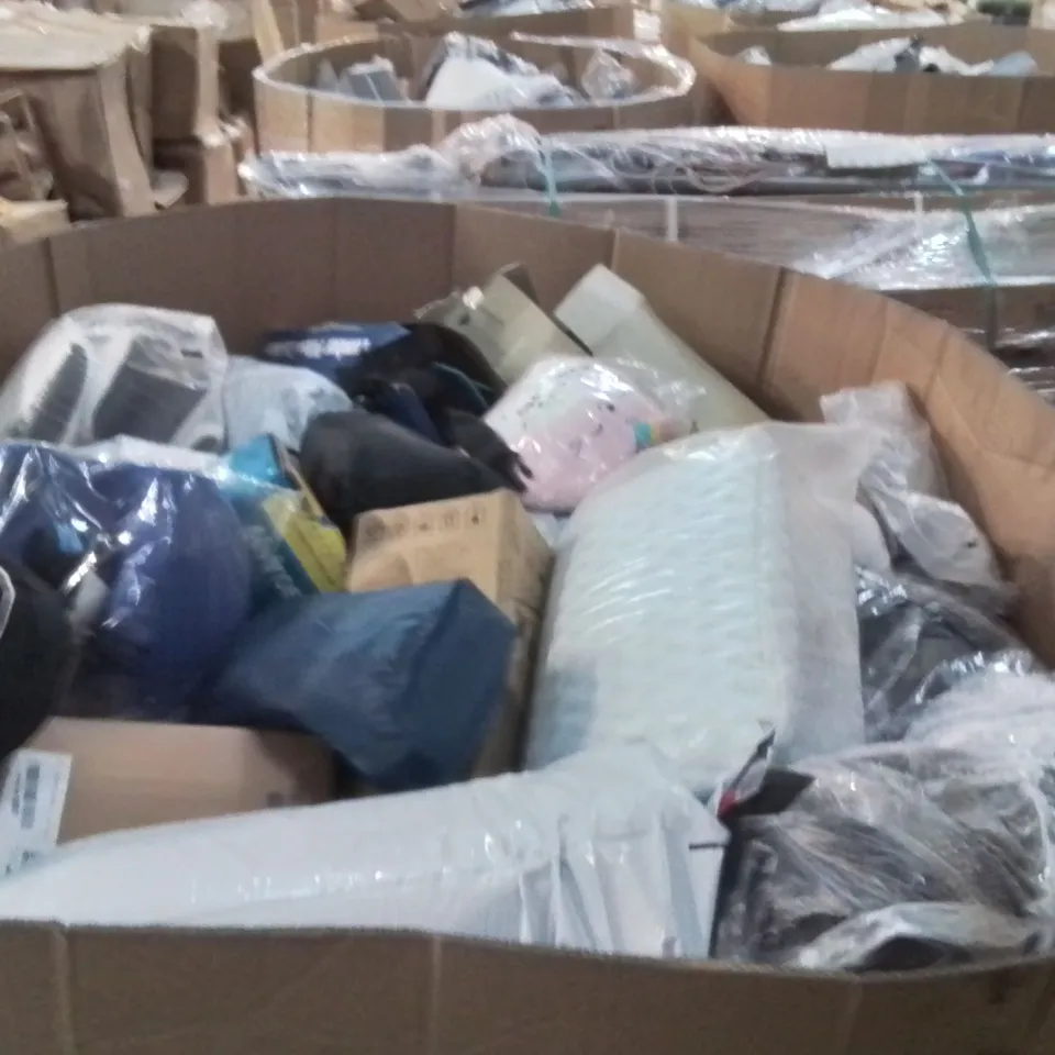 PALLET CONTAINING LARGE QUANTITY OF PILLOWS