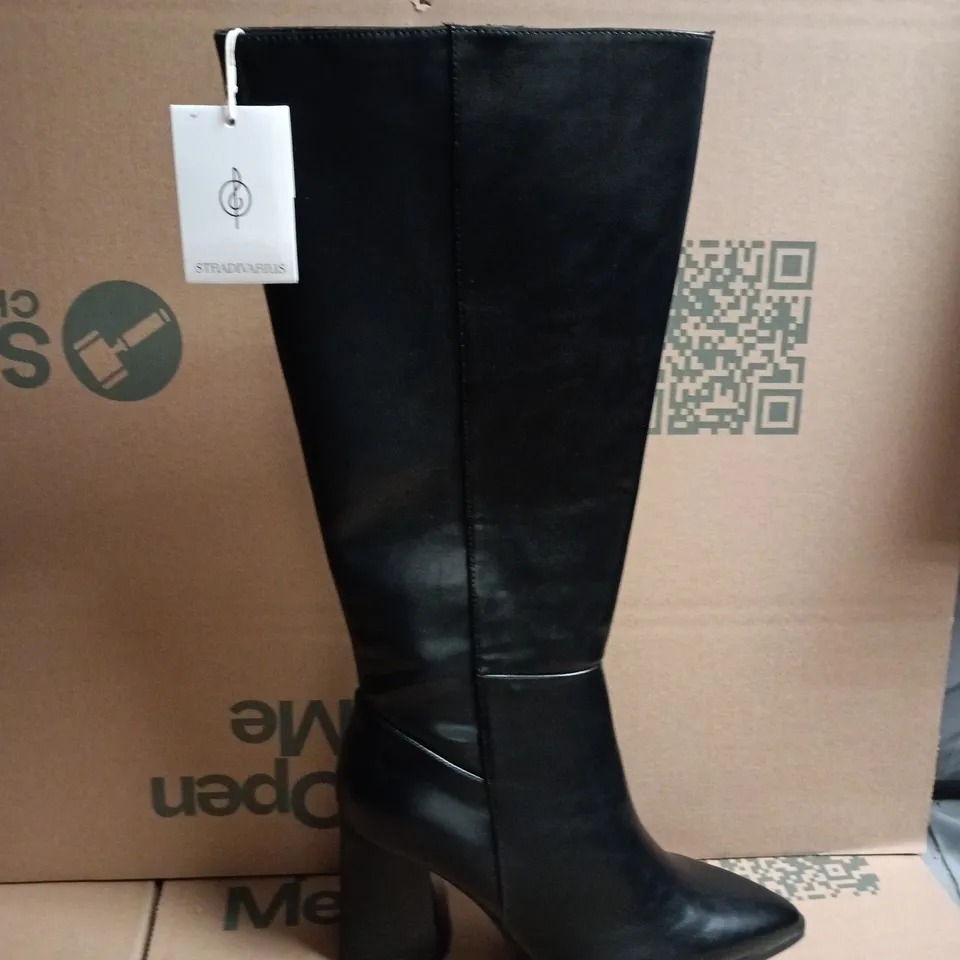STRADIVARIUS HIGH-HEELED KNEE-HIGH BOOTS IN BLACK – UK 6