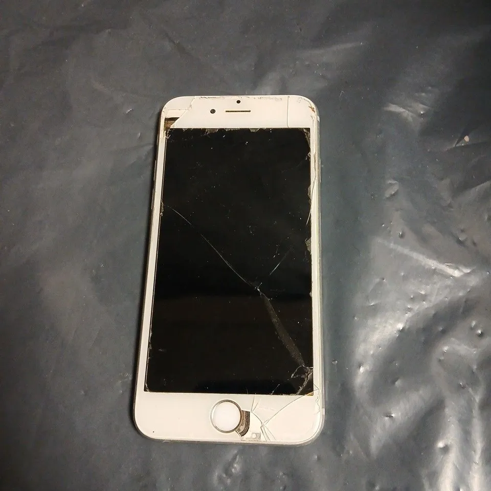 APPLE IPHONE – SILVER, CRACKED FRONT SCREEN