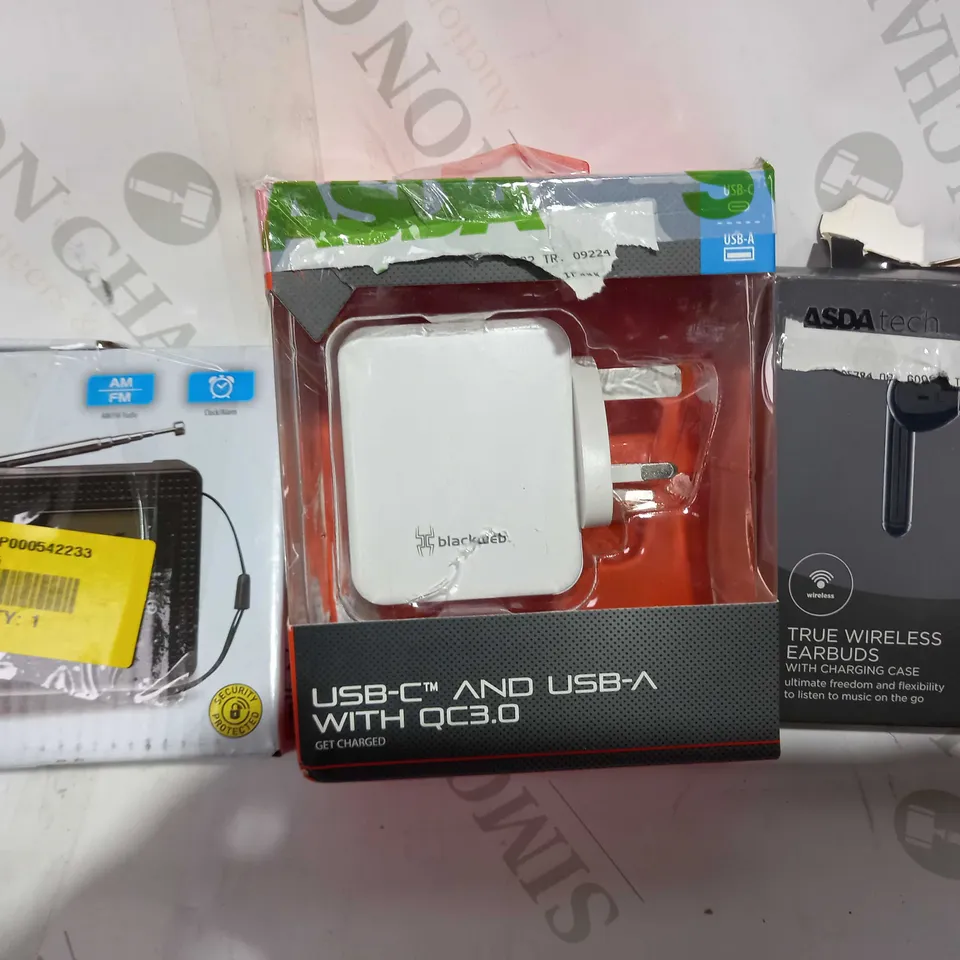 LOT OF APPROXIMATELY 15 ASSORTED HOUSEHOLD ITEMS TO INCLUDE ONN POCKET RADIO, BLACKWEB USB-C AND USB-A WITH QC3.0, ASDA TECH TRUE WIRELESS EARBUDS, ETC