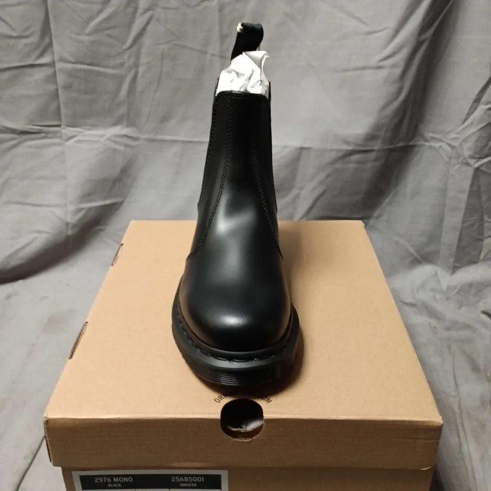 BOXED PAIR OF DR. MARTENS 2976 MONO BLACK CHELSEA BOOTS – UK 6
