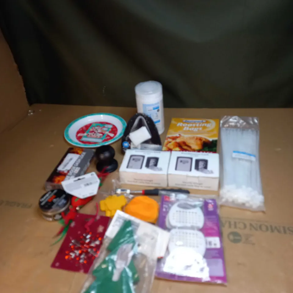 LOT OF ASSORTED ITEMS TO INCLUDE ROASTING BAGS, CABLE TIES AND COMBINATION LOCKS 