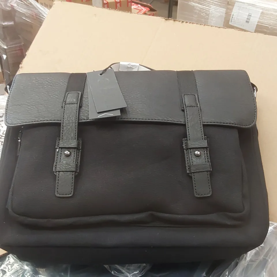 PALLET CONTAINING APPROXIMATELY 115x BRAND NEW TYPO ARTHUR SATCHELS