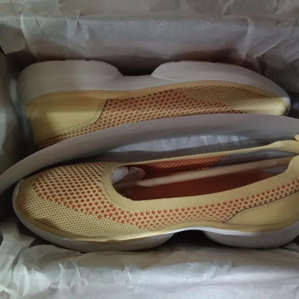 BOX CONTAINING 4 PAIRS OF VIONIC KALLIE BALRNA SUN SIZE 5