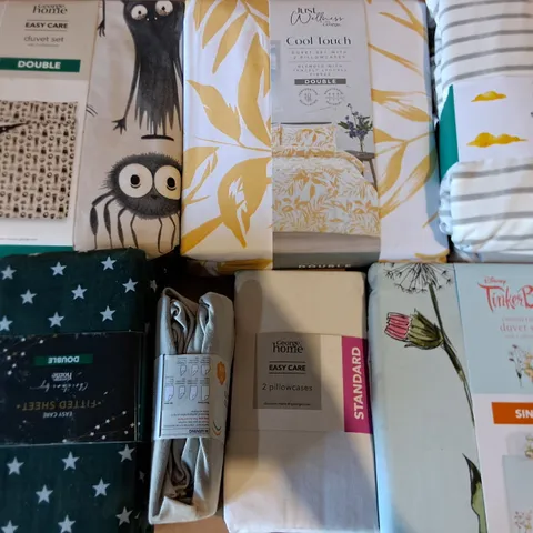 LOT OF APPROXIMATELY 20 ASSORTED BEDDING AND SOFT FURNISHING  ITEMS TO INCLUDE DUVETS, TOWELS AND QUILT