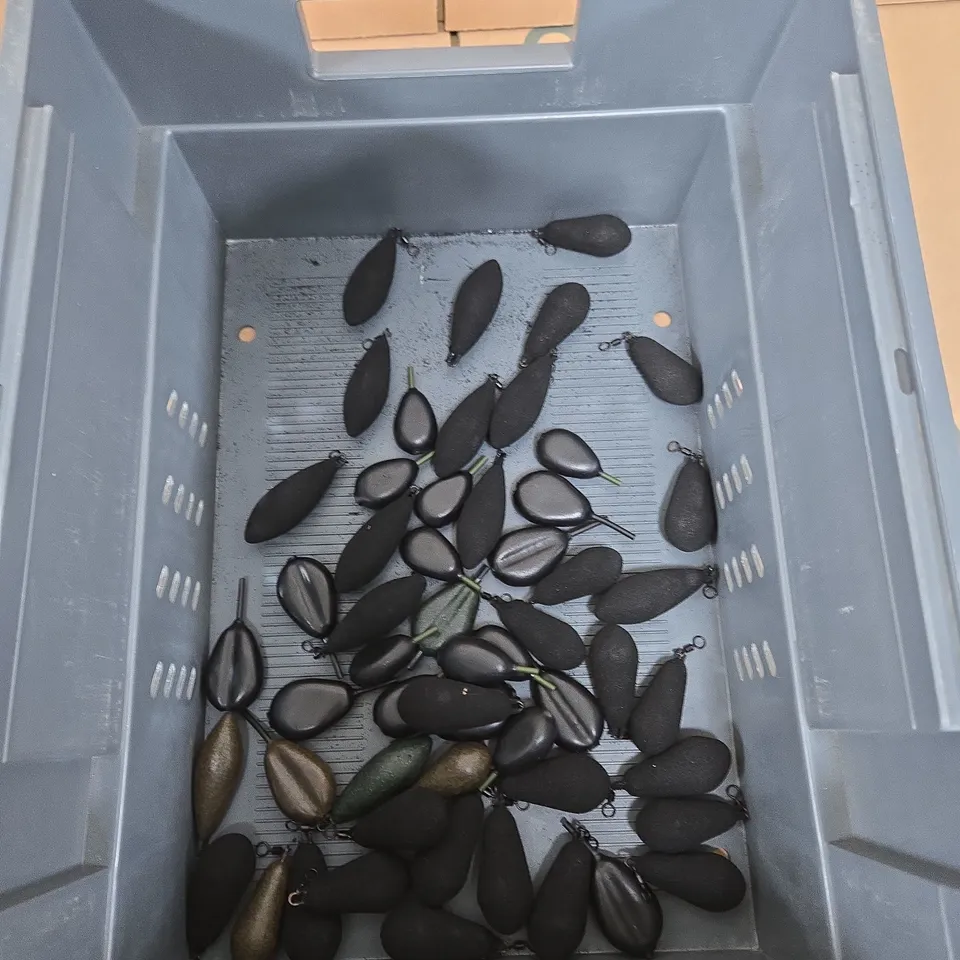 APPROXIMATELY 25 ASSORTED FISHING WEIGHTS 