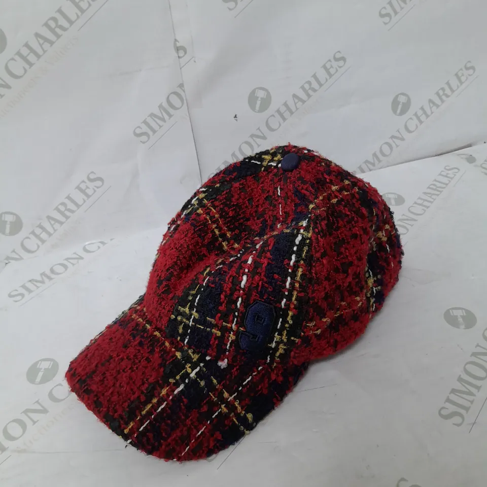 RIVER ISLAND BASEBALL CAP IN RED PLAID ON SIZE
