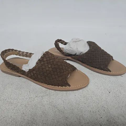 BOXED PAIR OF LEATHER COLLECTION SANDALS IN BROWN SIZE 6
