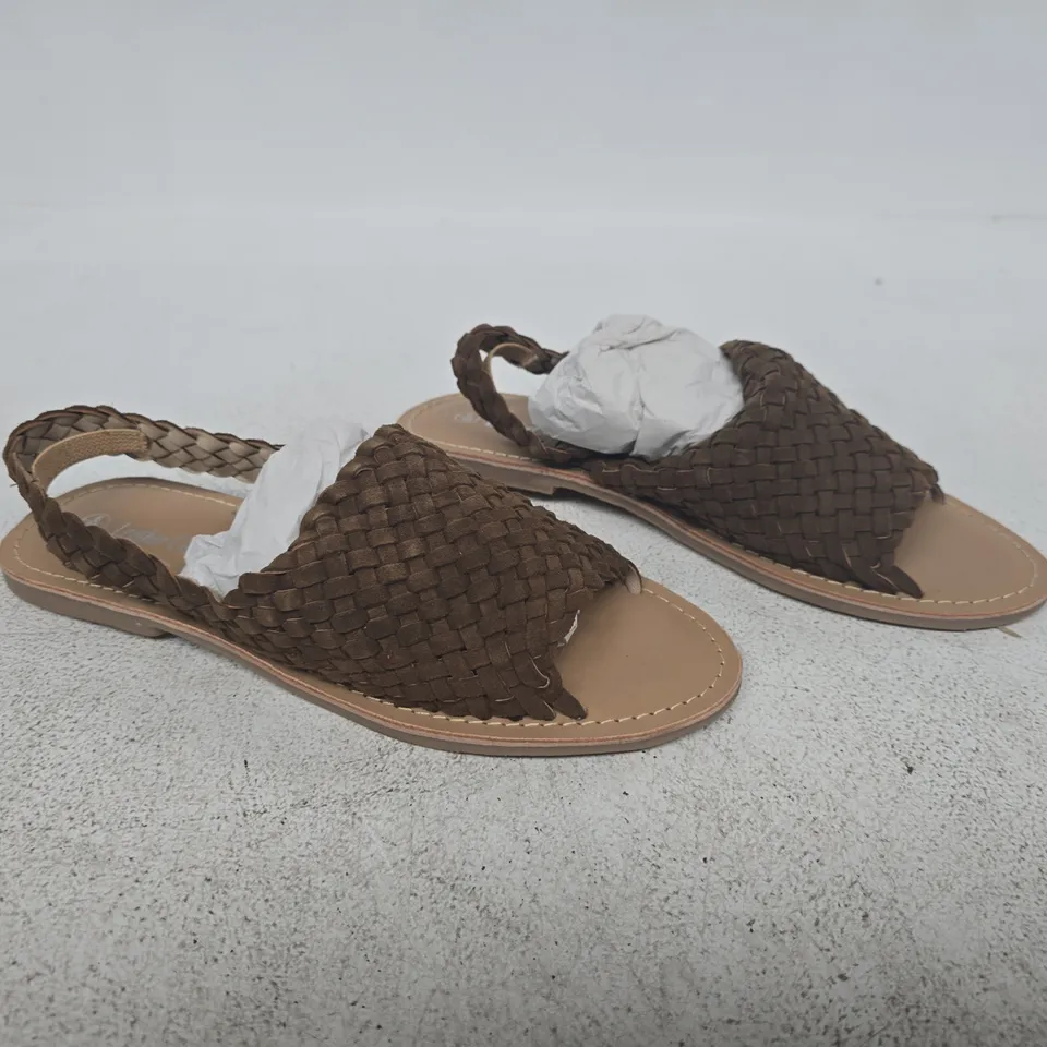 BOXED PAIR OF LEATHER COLLECTION SANDALS IN BROWN SIZE 6