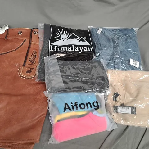 APPROXIMATELY 25 ASSORTED CLOTHING ITEMS IN VARIOUS SIZES TO INCLUDE SKIRTS, JUMPERS, JEANS, ETC