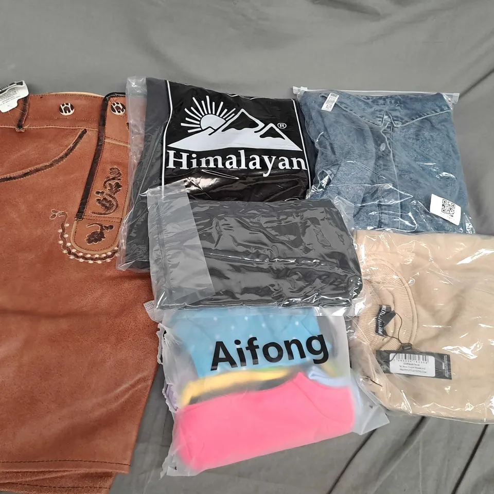 APPROXIMATELY 25 ASSORTED CLOTHING ITEMS IN VARIOUS SIZES TO INCLUDE SKIRTS, JUMPERS, JEANS, ETC