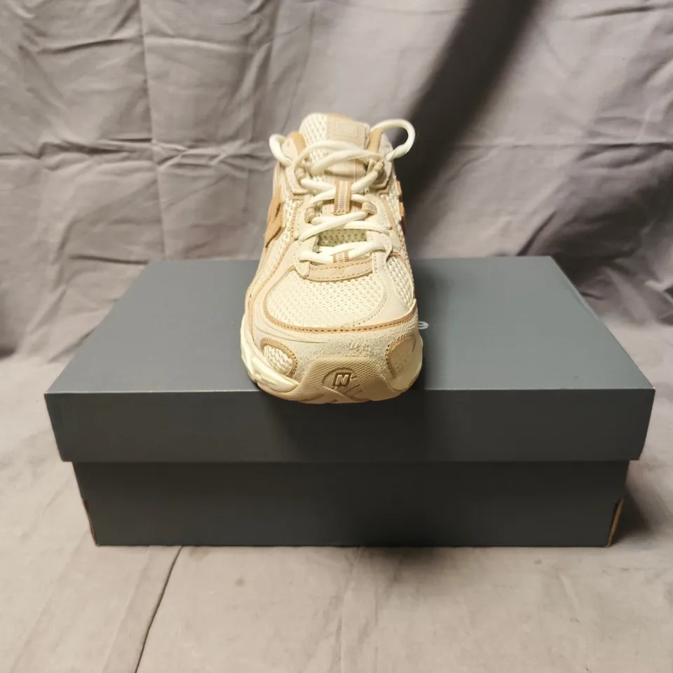 BOXED PAIR OF NEW BALANCE TRAINERS IN CREAM/TAN SIZE UK 5