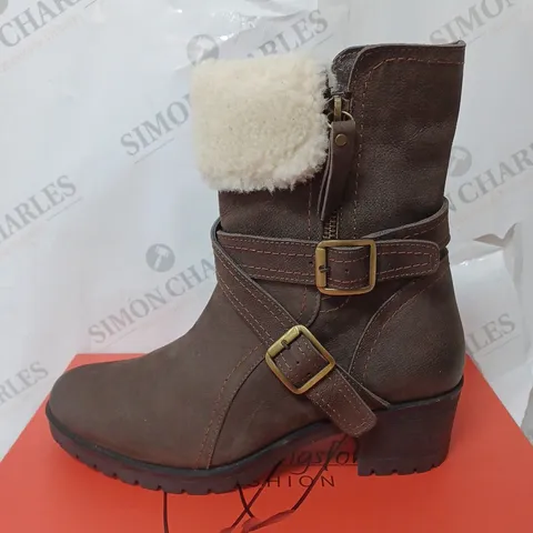 BOXED RUTH LANGSFORD CASUAL BOOTS, OAK - SIZE 6