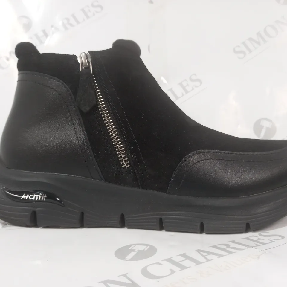 BOXED PAIR OF SKECHERS AIR-COOLED ARCHFIT SIDE-ZIP SHOES IN BLACK UK SIZE 5.5