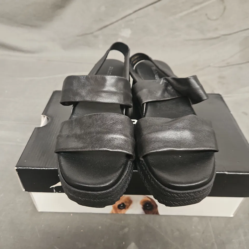 BOXED PAIR OF HUSH PUPPIES WOMENS RACHE;L SANDALS - UK SIZE 7