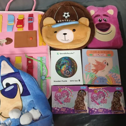 LOT OF 8 ASSORTED ITEMS TO INCLUDE BLUEY BACKPACK, WOODEN PUZZLE AND TOY STORY NOTEPAD