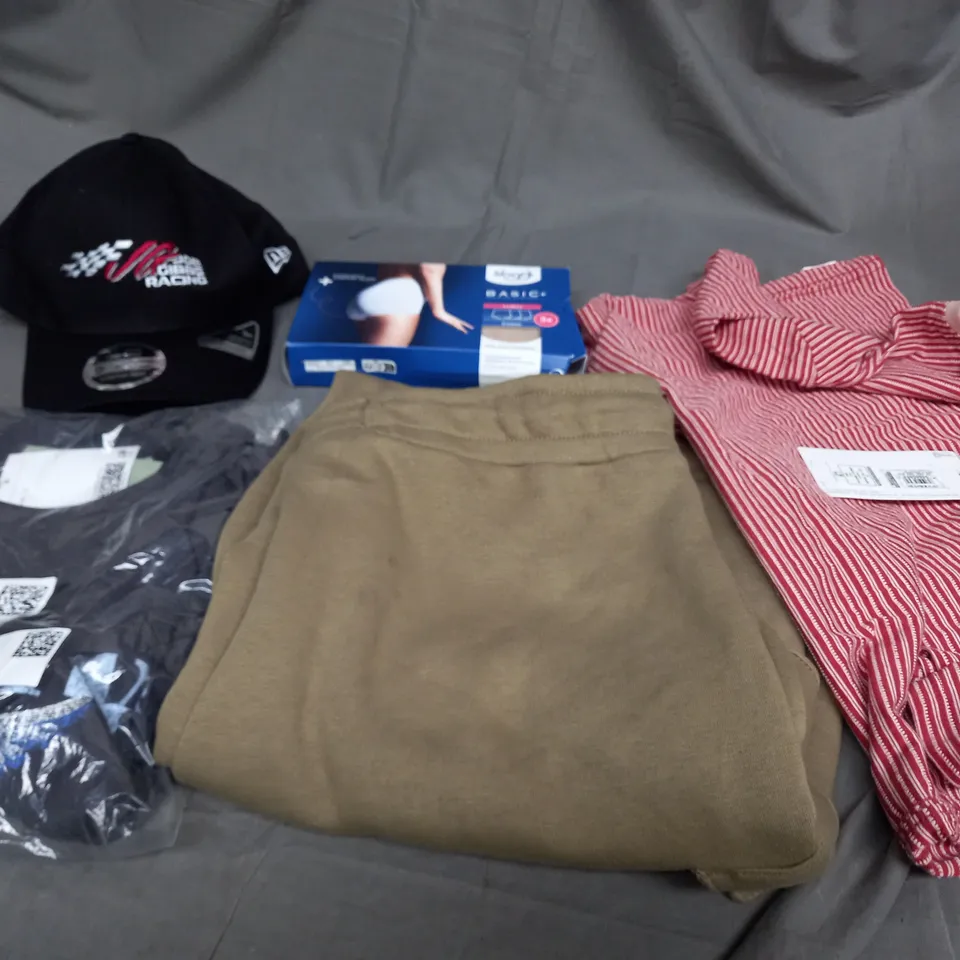 BOX OF APPROXIMATELY 25 ASSORTED CLOTHING ITEMS TO INCLUDE - HATS , SHORTS , T-SHIRT ETC