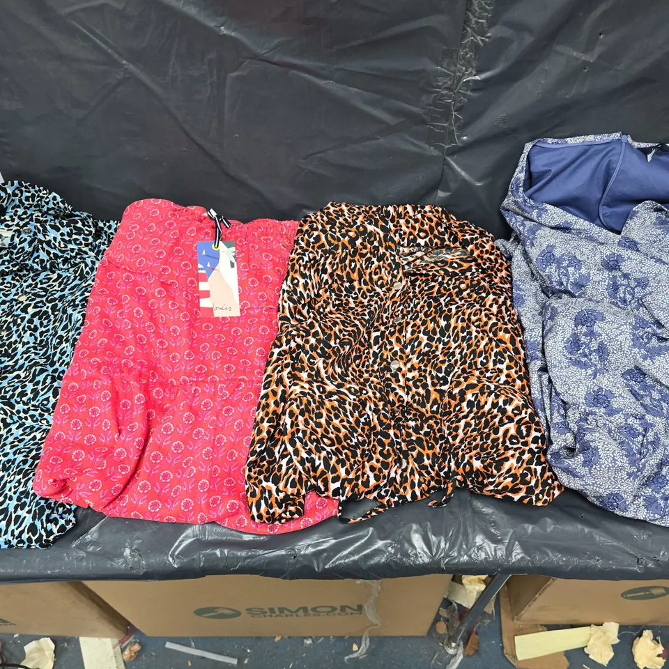 APPROXIMATELY 20 ASSORTED CLOTHING ITEMS IN VARIOUS COLOURS, STYLES AND SIZES
