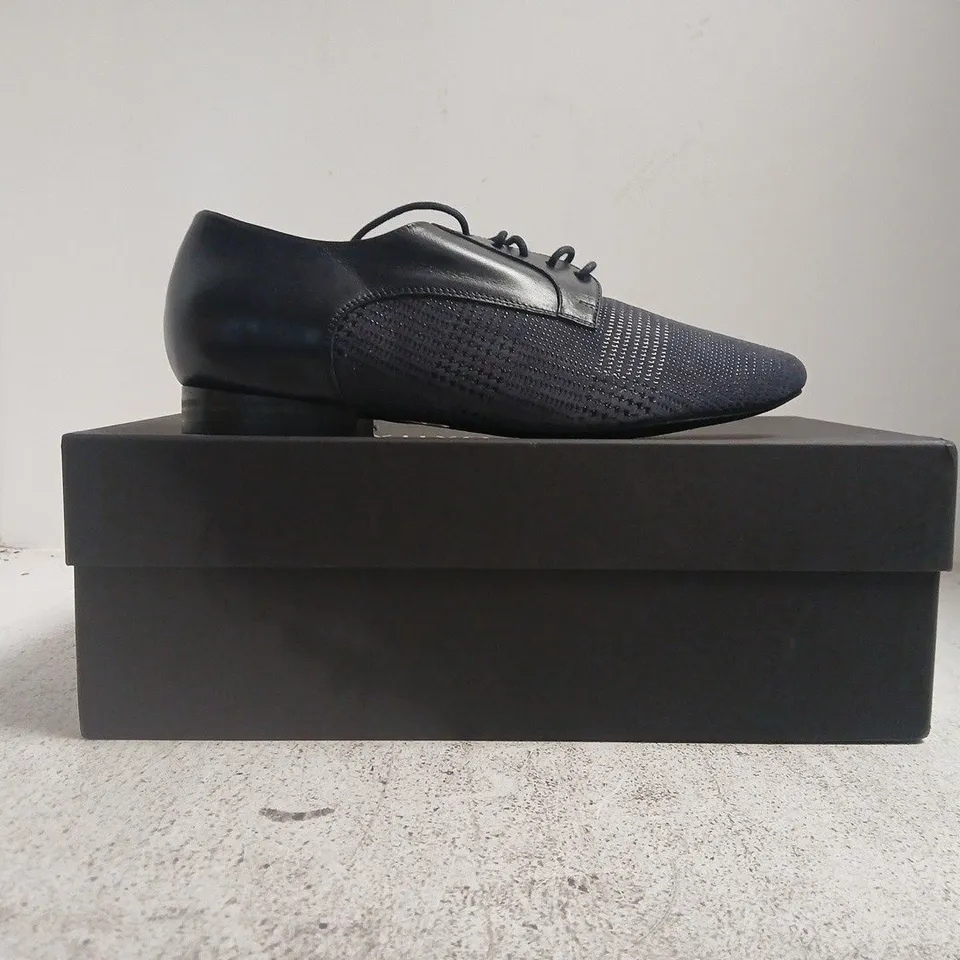 BOXED PAIR OF YUYO BRUJO SHOES IN NAVY SIZE 7