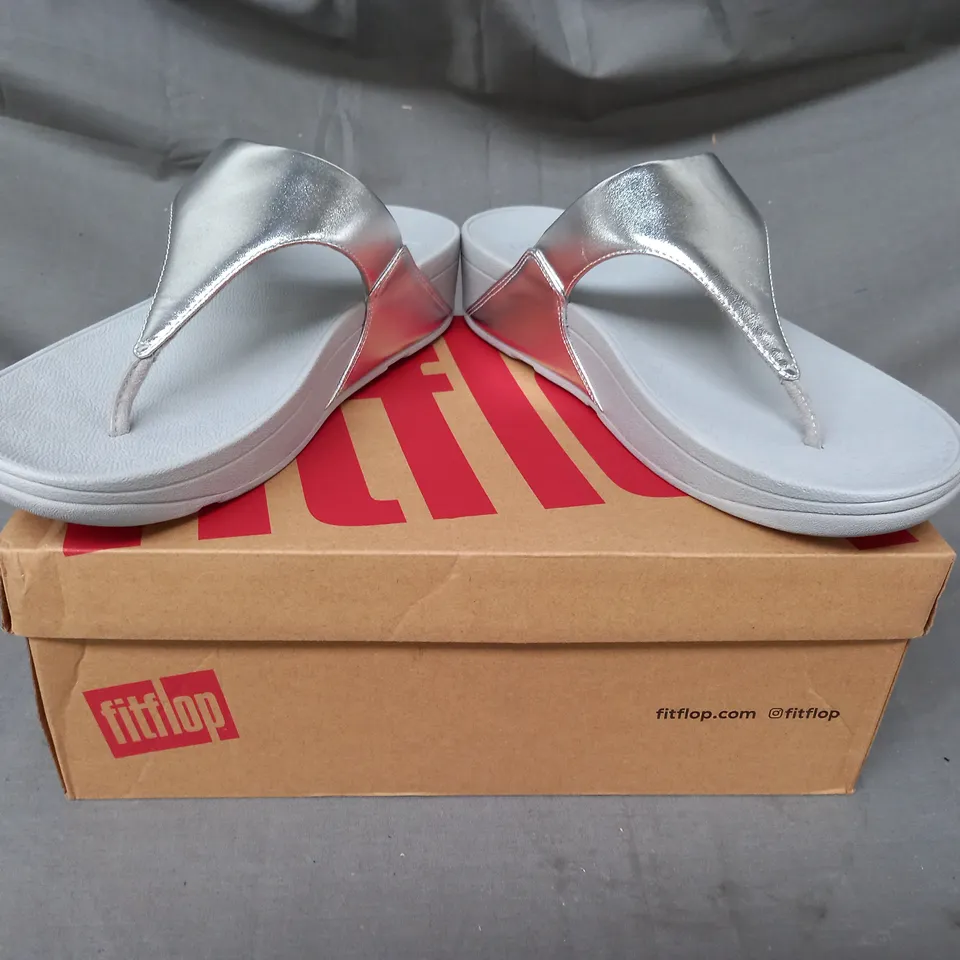 BOXED PAIR OF FITFLOP LULU LEATHER TOE-POST SANDALS IN METALLIC SILVER UK SIZE 8