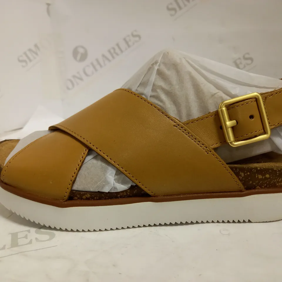 BRAND NEW CLARKS ELAYNE TAN LEATHER SANDALS SIZE 3