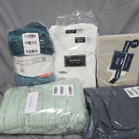 APPROXIMATELY 10 ASSORTED HOUSEHOLD ITEMS TO INCLUDE VELVET & FAUX FUR THROW, SILENT NIGHT FITTED SHEET, GINGERBREAD DUVET SET, ETC
