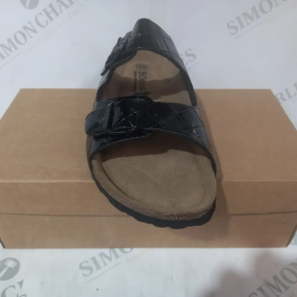 BOXED PAIR OF BONOVA OPEN TOE SANDALS IN BLACK SIZE 6