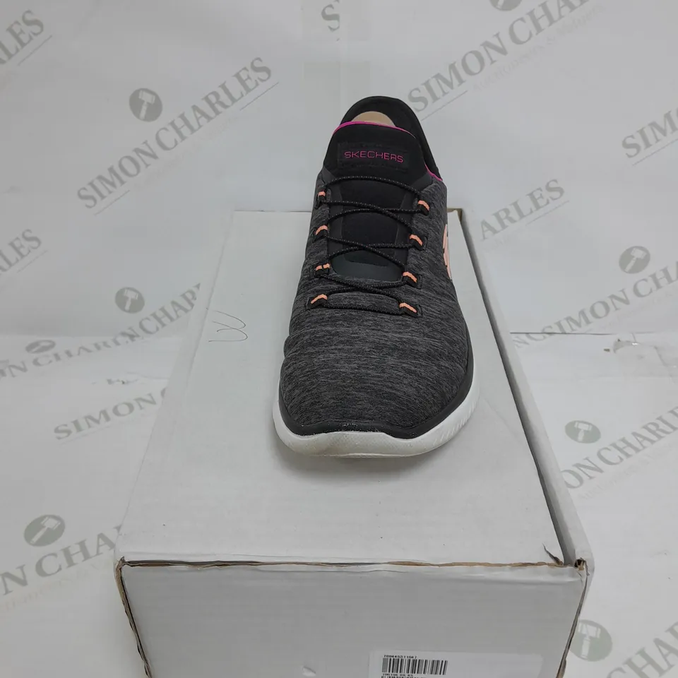 BOXED PAIR OF SKETCHERS SUMMIT SLIP ON TRAINER BLACK SIZE 5