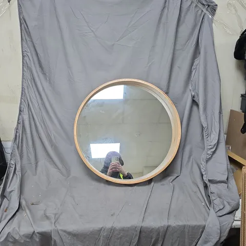 CIRCULAR WALL MIRROR WITH NATURAL WOOD FRAME