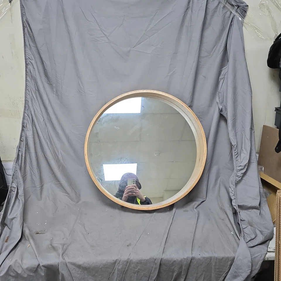 CIRCULAR WALL MIRROR WITH NATURAL WOOD FRAME