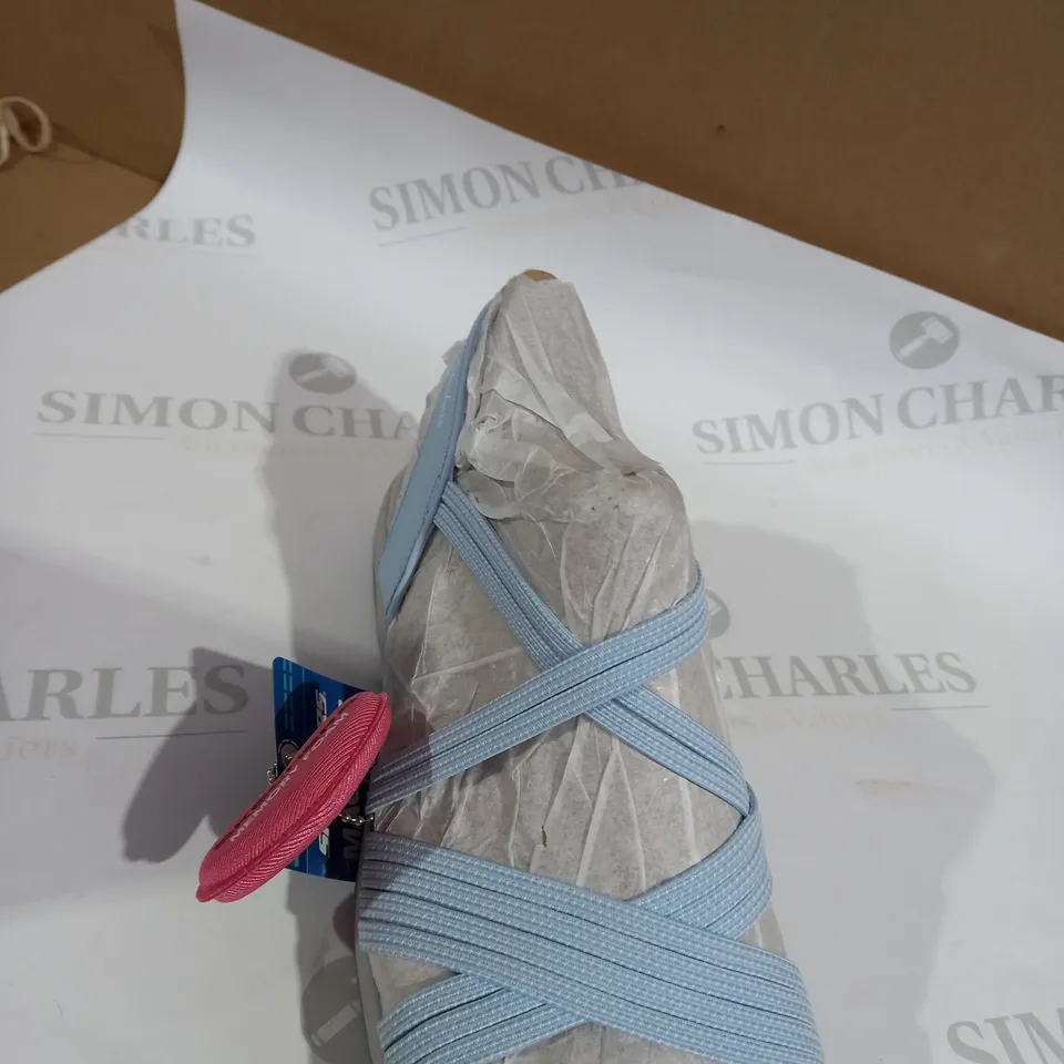BOXED PAIR OF SKECHERS REGGAE SANDALS IN BLUE SIZE 5