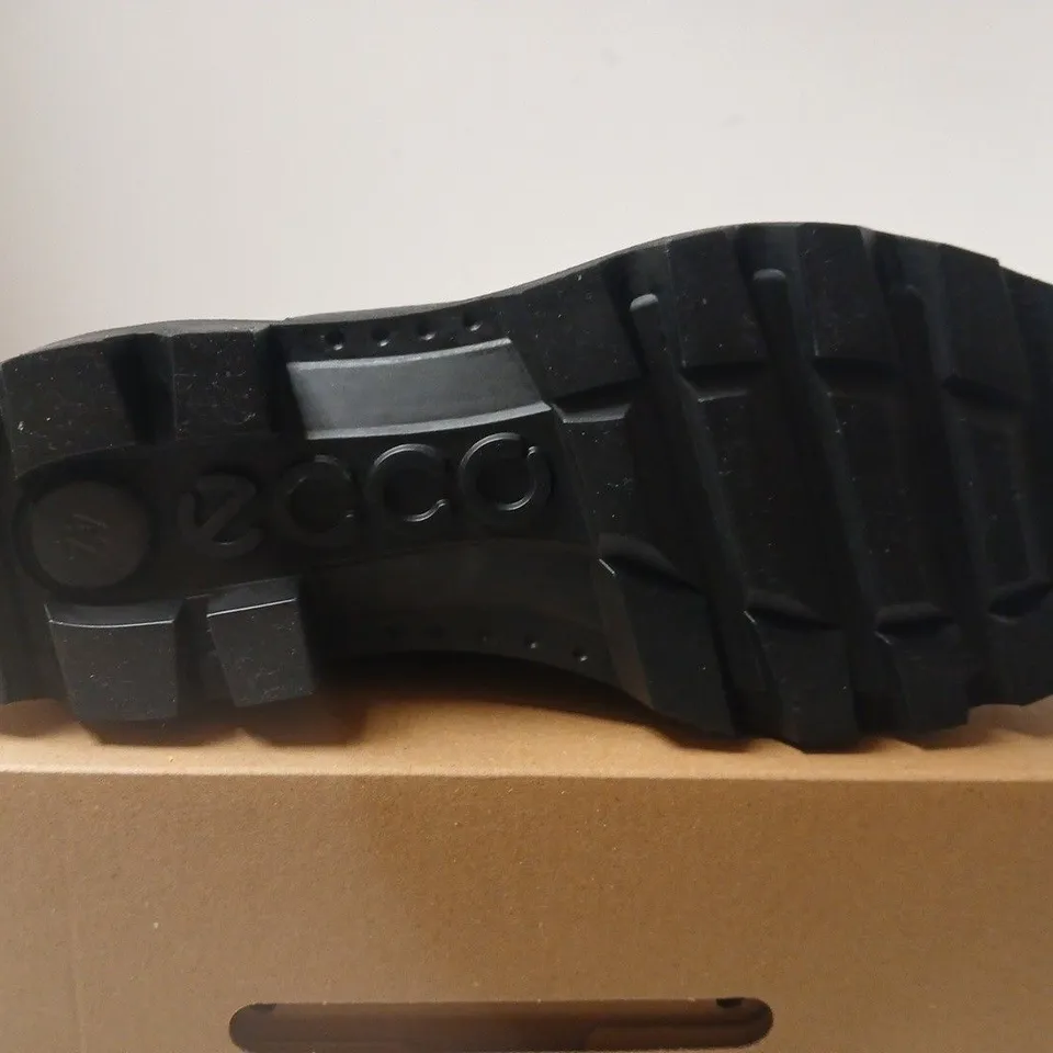 ECCO BLACK LEATHER CHELSEA BOOT WITH LUG SOLE - UK SIZE 8.5