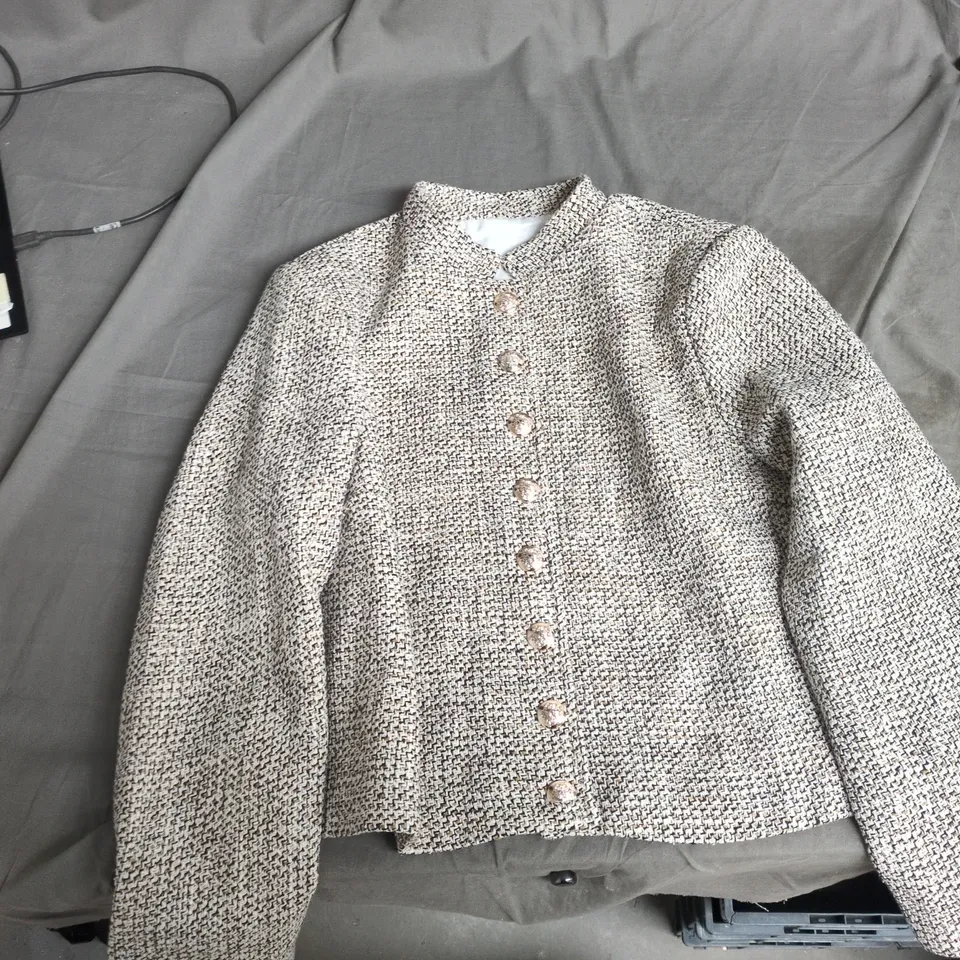 BOX OF APPROXIMATELY 20 ASSORTED CLOTHING ITEMS TO INCLUDE: KNITTED CARDIGAN AND ADIDAS T-SHIRT 