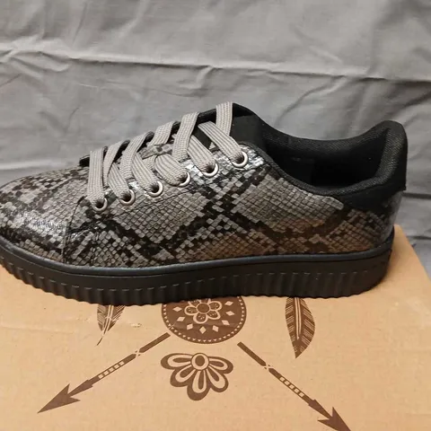 SNAKESKIN PATTERN SNEAKERS - GREY, UK 5 (EU38) WOMEN'S 