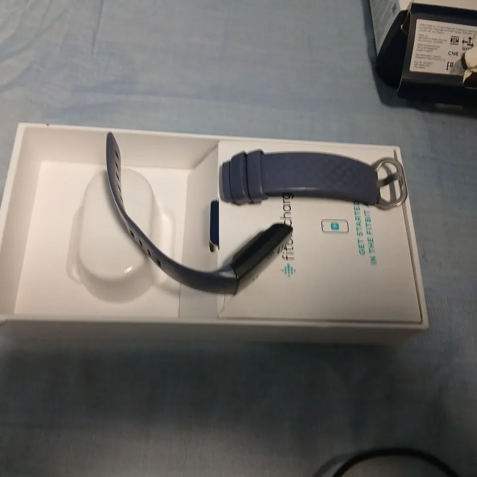 FITBIT CHARGE 4 ADVANCED FITNESS TRACKER + GPS – BOXED