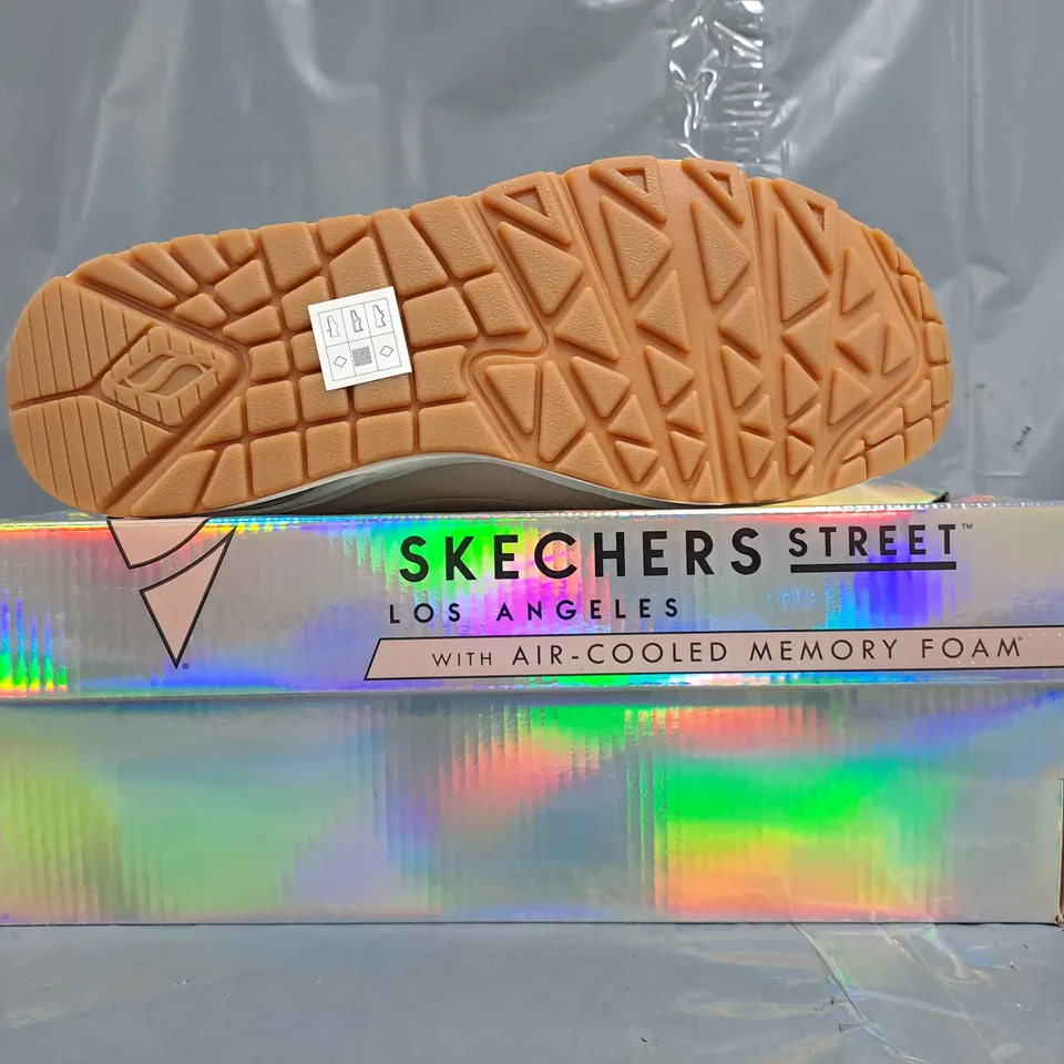 BOXED PAIR OF SKECHERS WOMEN'S SHOES IN PALE PINK/ROSE GOLD SIZE UK 7