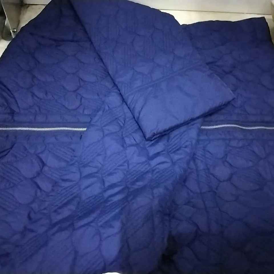 BOX CONTAINING MARLA WAYNE BLUE AND ECRU JACKETS , SIZE EXTRA LARGE 