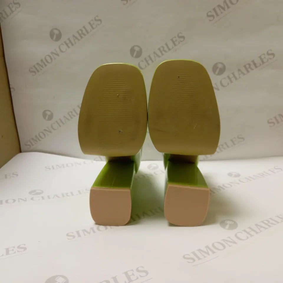 DESIGNER KOI VEGAN LIME GREEN PLATFORM HEELS - SIZE 5