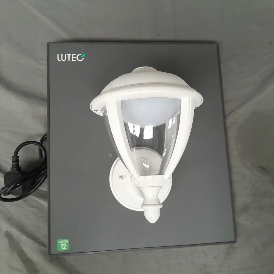 LUTEC STORE DISPLAY WALL LIGHT IN WHITE - COLLECTION ONLY