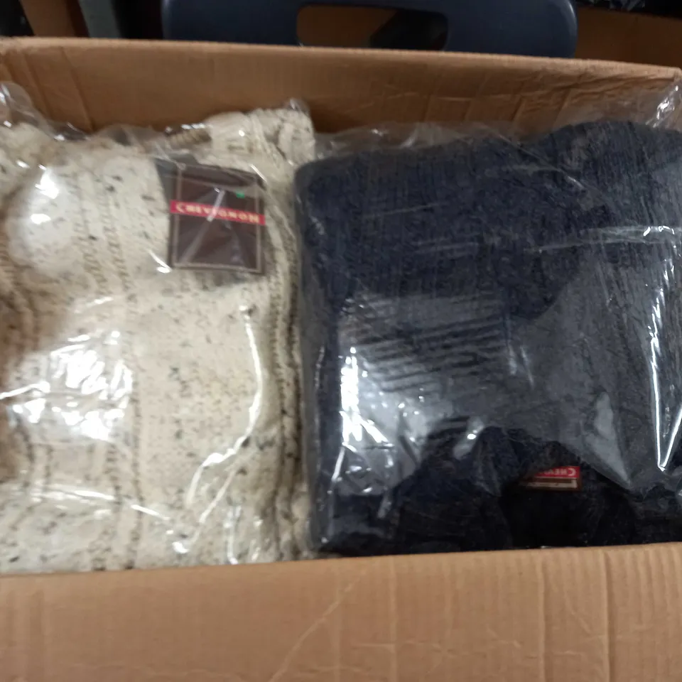 LOT OF 10 PURE NEW WOOL JUMPERS IN ECRU AND BLACK - SIZE UNSPECIFIED